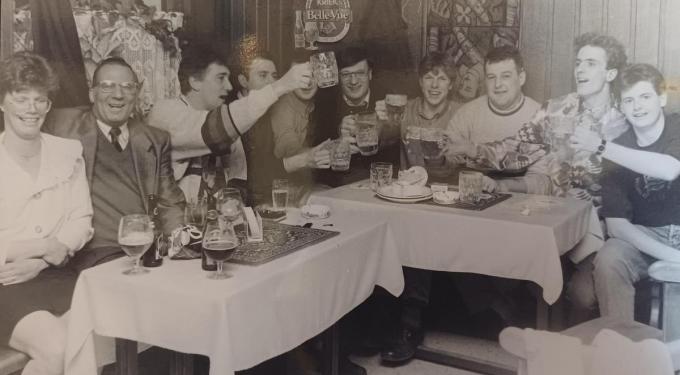 Elly Ensink bij de volleymannen die jarenlang hun lokaal hadden in ‘t Damberd. (gf)