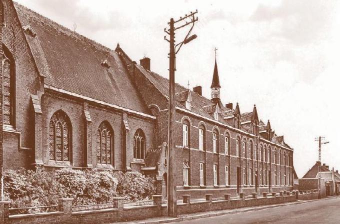 Het voormalige Sint-Antoniusgesticht in Aarsele. In 1972 ging de schoolpoort definitief dicht en werd het gebouw afgebroken.