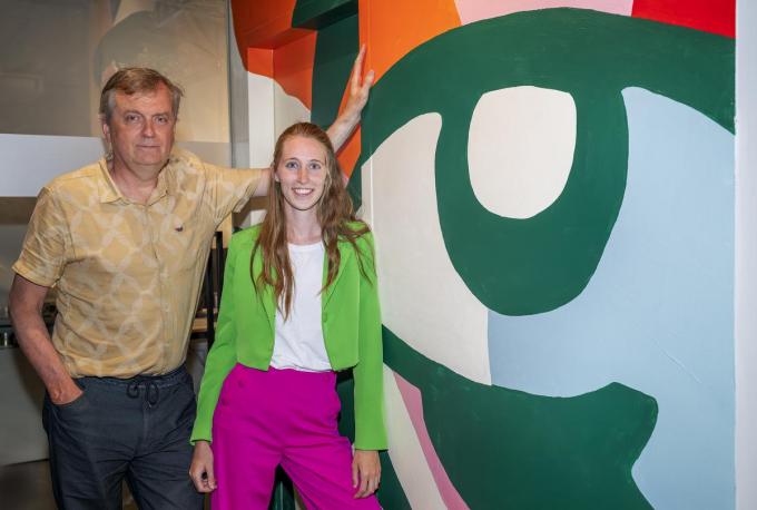 Oogarts Marnix Claeys en studente Lana Renders.