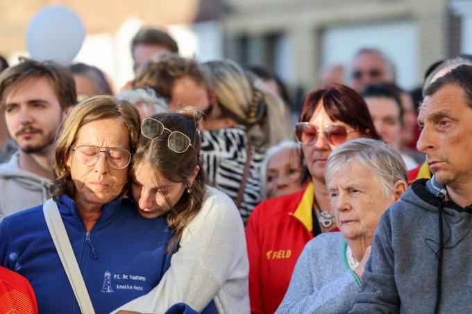 Sandra, de rouwende weduwe van Herwin Alleman, donderdag tijdens de stille mars in Zeebrugge.
