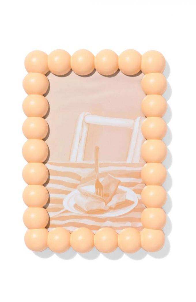 Perzikkleurige fotolijst met bolletjes