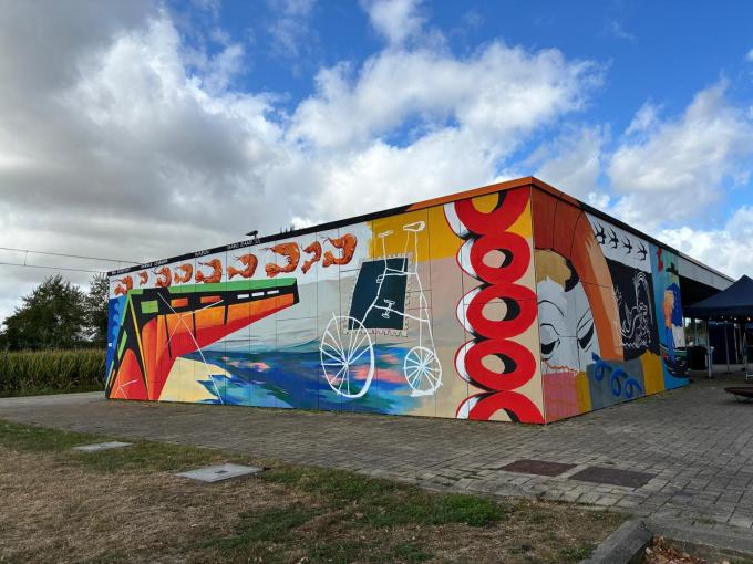 De muren van de wachtzaal van het station mochten beschilderd worden voor ‘Hard Zand’.