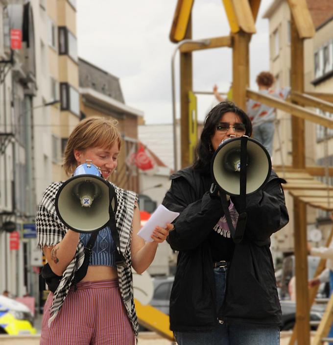Lotte Tienpont (links) en Kainat Qasi aan het woord.