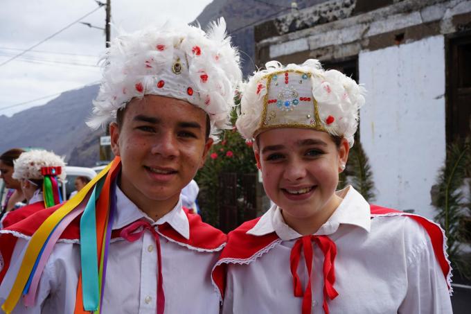 Jongeren in traditionele klederdracht op een dorpsfeest: een heel bijzondere gebeurtenis. (foto Mieke Vercruijsse)