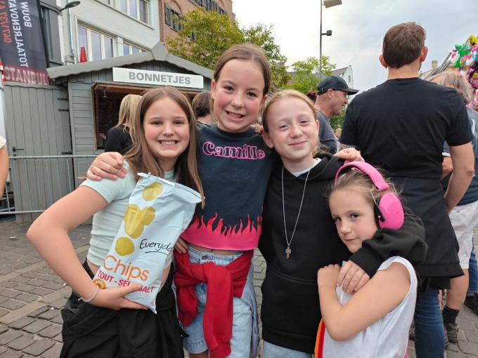 Op het festivalterrein waren er heel wat naarstige opruimers, zo ook de Poperingse meisjes Phelien, Lina, Lise en Milou.