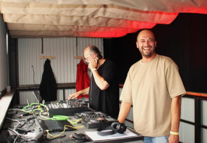 Siem Defever en Dick Descamps breien de optredens aan elkaar als DJ's.