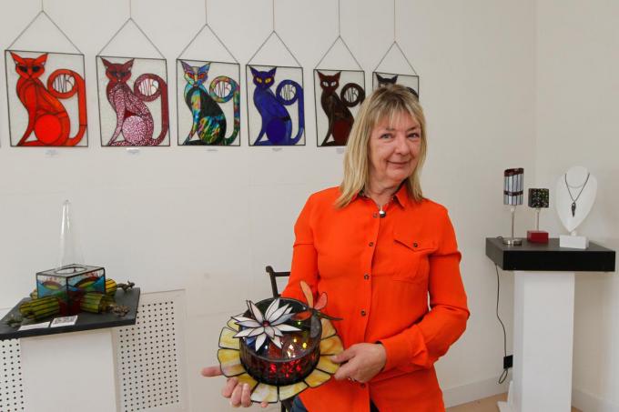 Een eerste ontwerp bleek niet te passen, maar aan de vooravond van Waregem Koerse heeft Sabine haar hoed helemaal op punt gekregen.