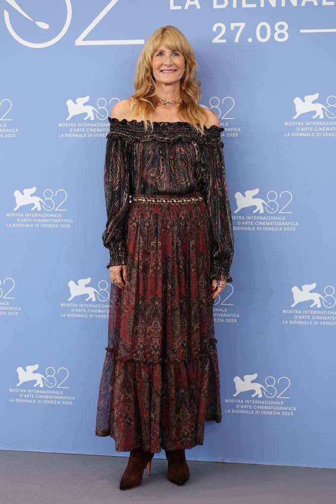 Laura Dern in Saint Laurent en Pasquale Bruni