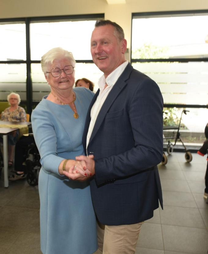 Christiane danste een moment met gesloten ogen. Je zou voor minder wanneer de burgemeester je voor een dans vraagt. (foto FODI)