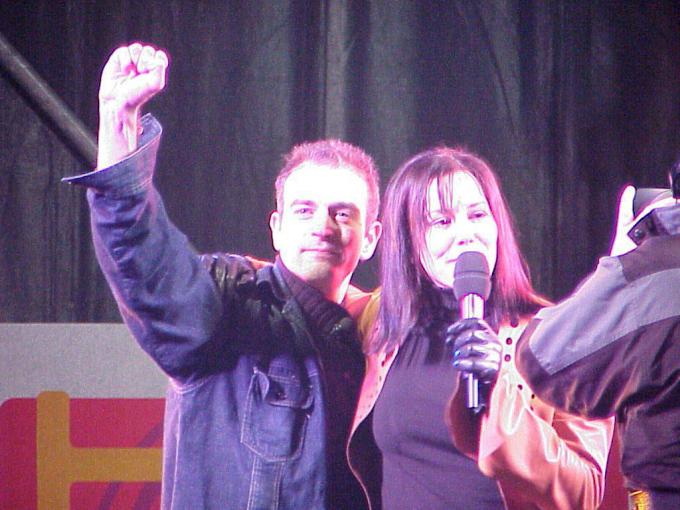 Jeroen Denaeghel bij Sandy Tura, die ‘Big Brother’ mee presenteerde.
