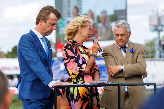 Waregems burgemeester Kristof Chanterie, samen met presentatrice Anne de Baetzelier en baron Philippe Casier, voorzitter van Waregem Koerse.