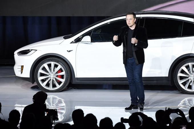 “Dangereux sur les routes gelées” : la conduite “autonome” de Tesla, ce n’est (toujours) pas pour tout de suite en Europe