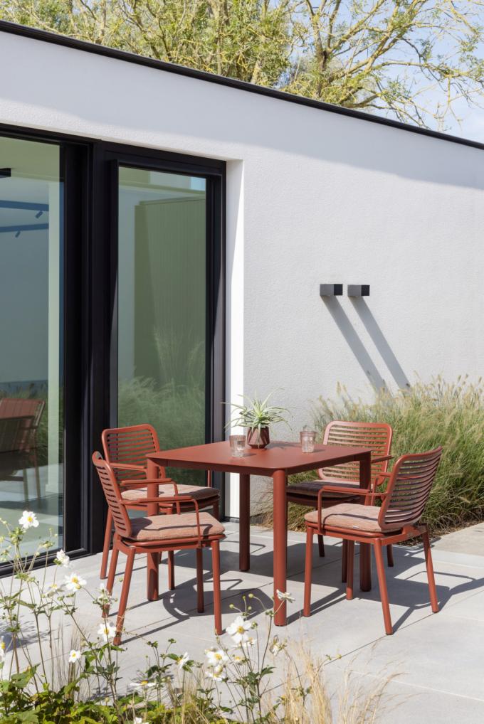 Tafel en stapelbare stoel