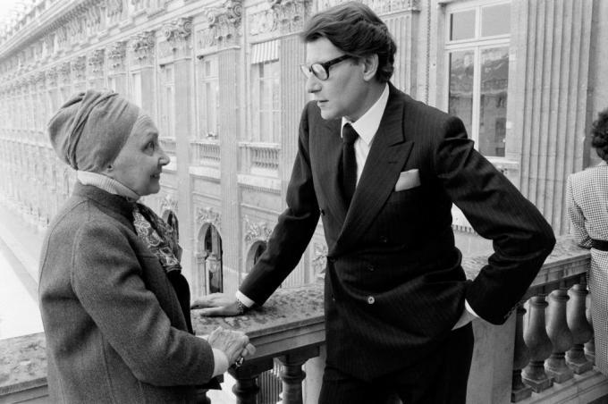 Madame Grès, ici avec Yves Saint Laurent, ne se séparait jamais de son célèbre turban - Getty Images