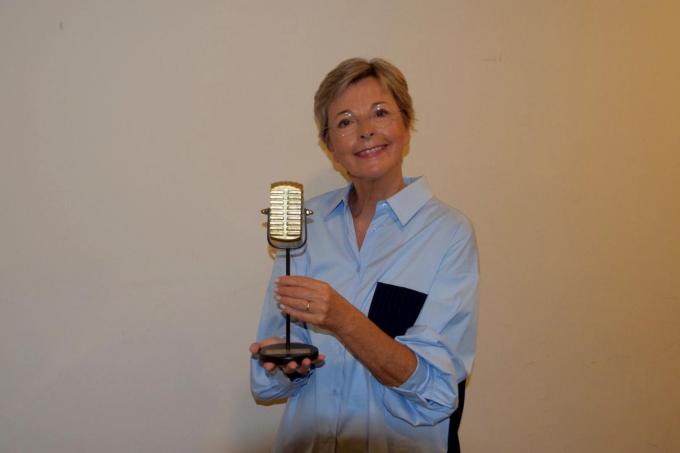 Een trotse Ingeborg poseert met de ‘Lage Landen Muziek Award’.