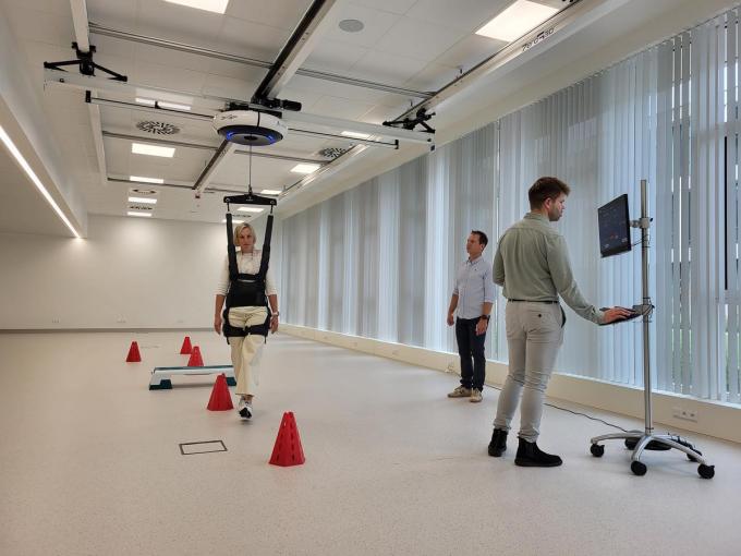 Uniek aan dit ‘bodyweight support systeem’ is het 3D-aspect. De patiënt kan in alle richtingen bewegen.