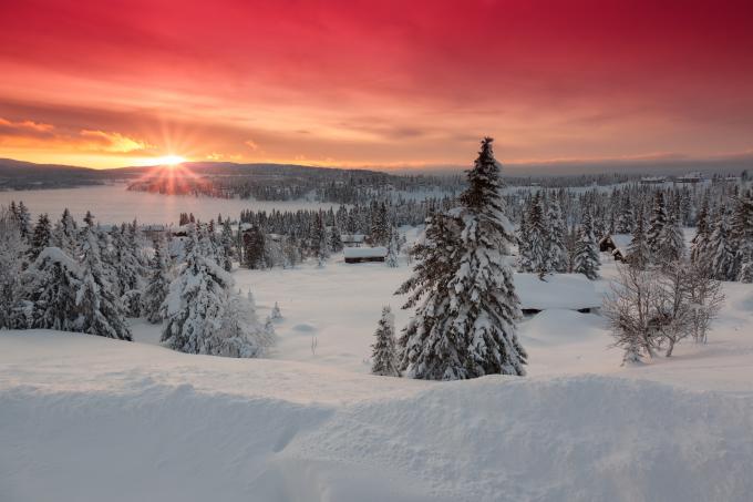 On partirait bien aux sports d'hiver en Scandinavie rien que pour les levers de soleil (ici en Norvège) - Getty Image