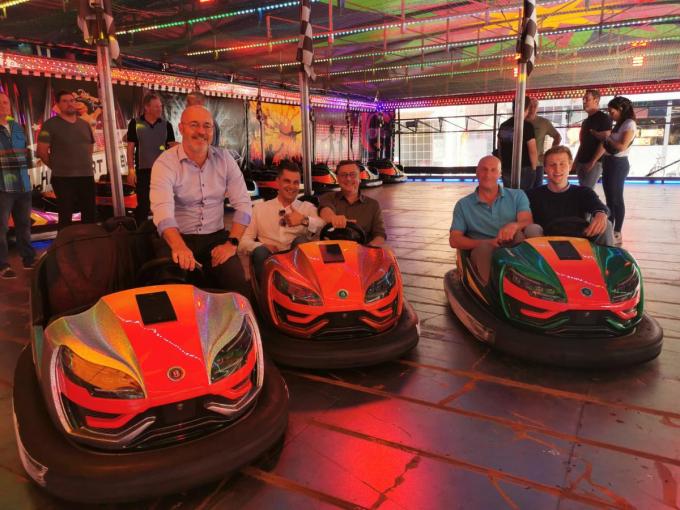 Samen in de boskauto's, de sfeer in het schepencollege zit er alvast goed in. Je herkent v.l.n.r. burgemeester Kurt Grymonprez en schepenen Sam Weyts, Filip Buyse, Jan Dierickx-Visschers en Matthias Leenknecht.