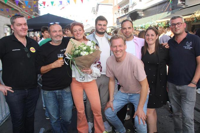 Voor de uitbaters, burgemeester Ruth Vandenberghe (met bloemen) en schepen van Evenementen Wouter Allijns (vooraan) kan de pagina nu worden omgedraaid. (JVGK)