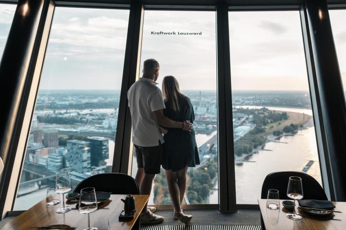 Vanop het panoramadek van de 240 meter hoge Rheinturm heb je een adembenemend uitzicht over Düsseldor. (foto Visit Düsseldorf/Eugen Shkolnikov)