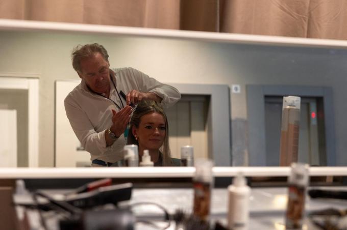 Luc aan de slag als kapper in de coulissen van ‘Tien Om Te Zien’ aan de Rotonde in Westende.