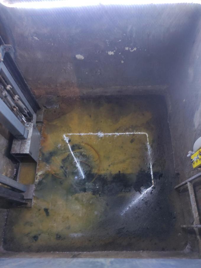 Wanneer we langsgaan ligt er nog water in de liftschacht.