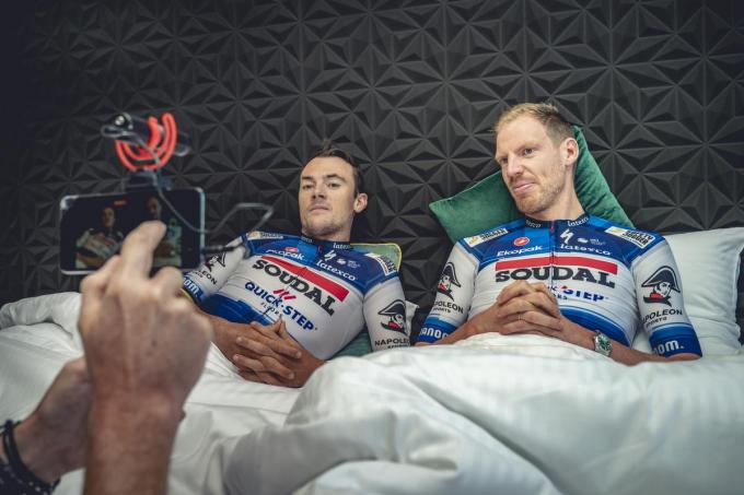 Met Yves Lampaert, zijn vaste kamergenoot tijdens zijn jaren bij Soudal-Quick Step: “De koers heeft me vrienden voor het leven geschonken.”