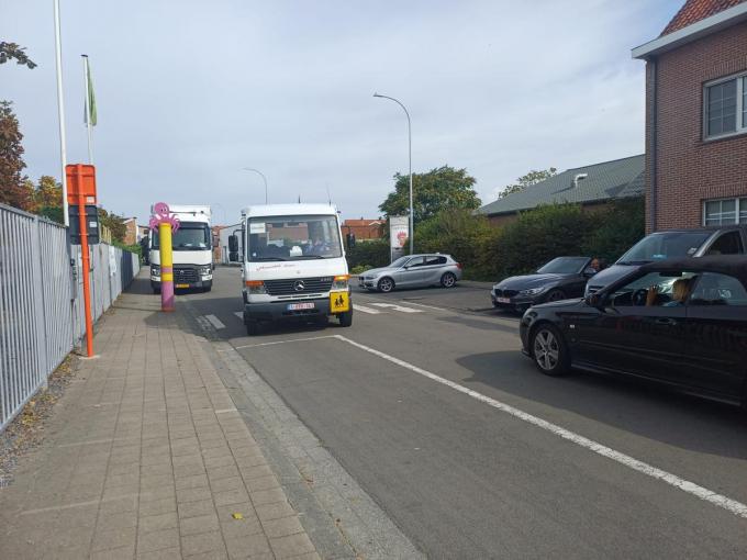 De omleiding passeert ook langs twee schoolomgevingen, die van de Zonnebloem en de site waar onder meer het College gevestigd is.