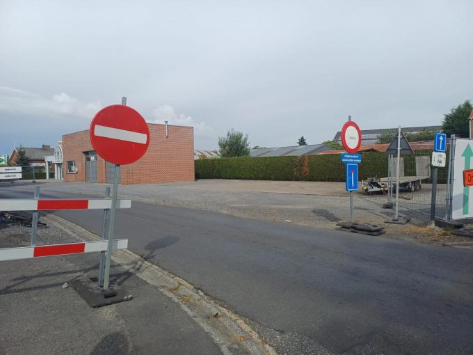 Het is verboden om vanuit de Rozenlaan de Kortestraat in te rijden, behalve voor plaatselijk verkeer (naar onder meer Aveve).