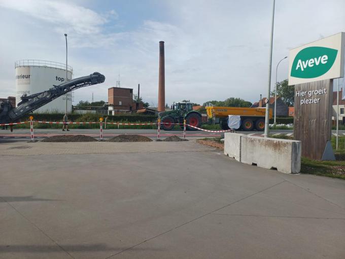 Ook ter hoogte van de Aveve kun je de Rijksweg niet meer op rijden, veel automobilisten waagden deze morgen toch nog even hun kans.