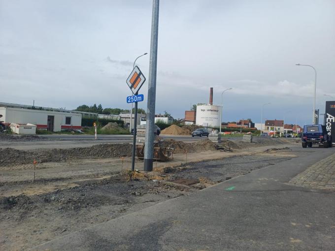 De Rijksweg ter hoogte van de vroegere Garage Casier ligt er ook al opgebroken bij.