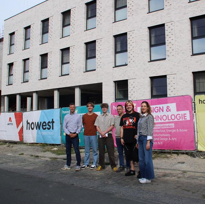 Directeur Dieter Dobbelaere, eerstejaarssstudent DAE Jelle Neerinckx, eerstejaarssstudent DAE Giel Thijs, conciërge Lesley De Maere, eerstejaarssstudent DAE Mike Meurkens en Eline Dewolf, coördinatrice STUVO (v.l.n.r.).