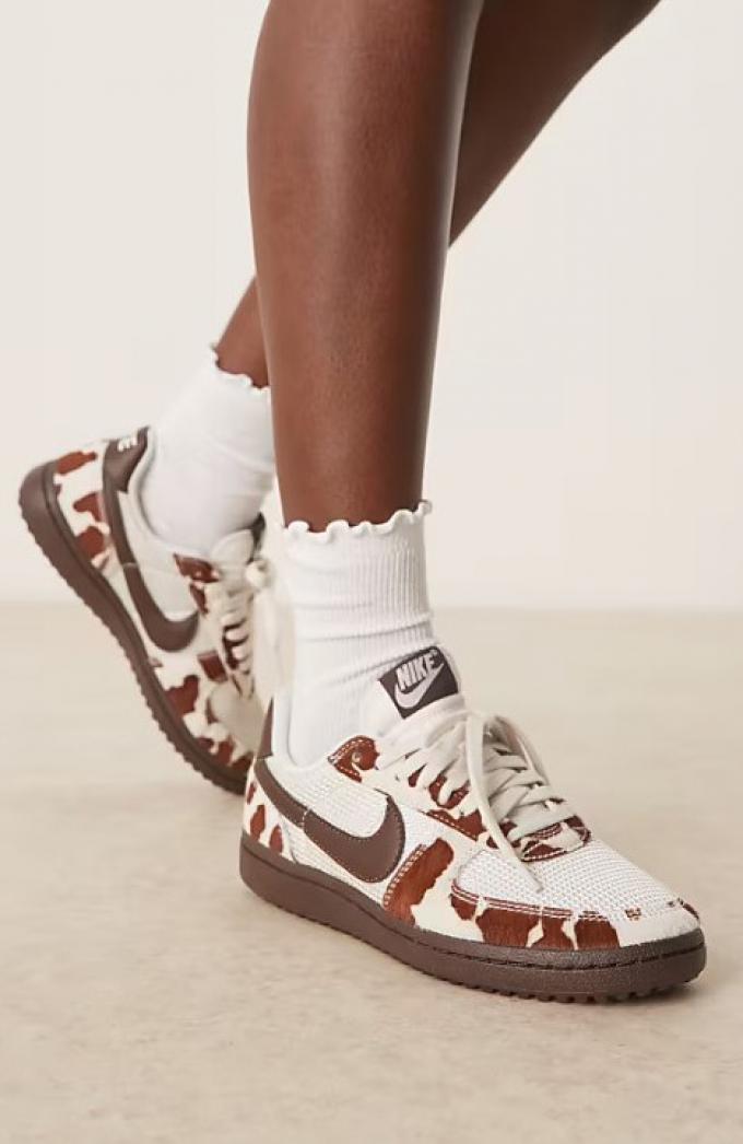Sneakers met koeprint