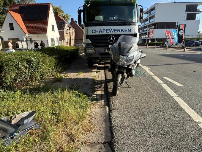 Het ongeval gebeurde op de Wingene Steenweg net voor de oprit naar de E40 richting Oostende.