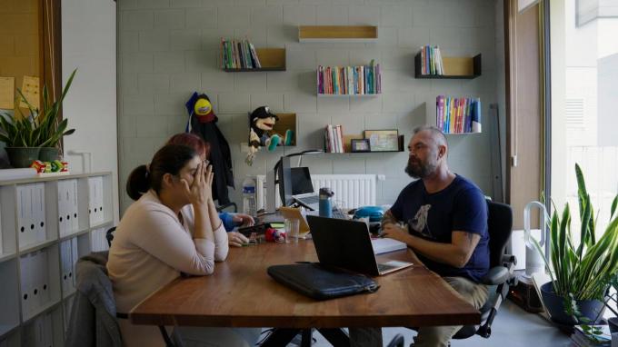 In de loop van de doc die productiehuis De Chinezen over de school draaide vorig schooljaar, stort de schoolwerking dan ook als een kaartenhuis in elkaar.