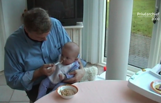 Danny gaf Clément zijn eerste fruitpapje.