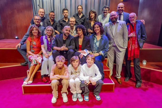 De voltallige cast.