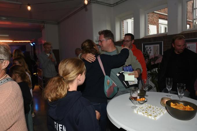 Jens tijdens zijn rondgang bij de aanwezigen. Een knuffel hier, een kus daar.