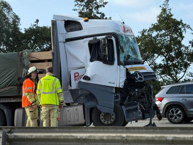 Een vrachtwagen liep zware schade op.