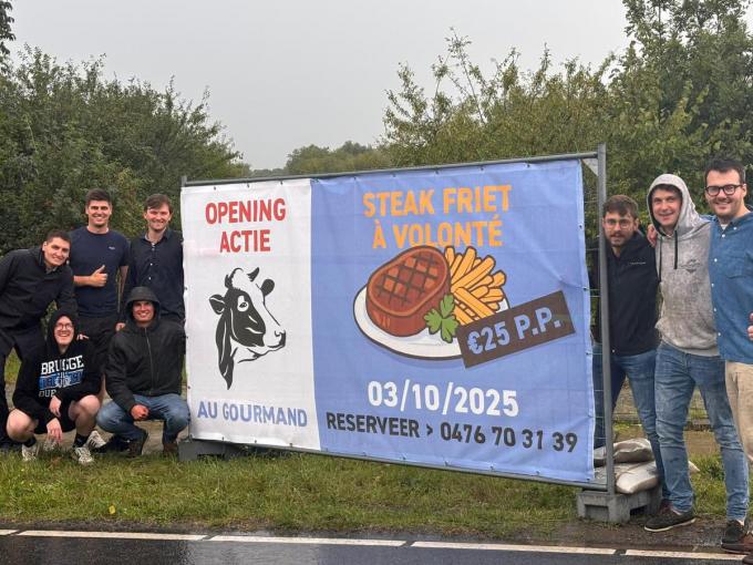 De vrienden plaatsten de banner in de gietende regen tussen de wettelijke trouw en het huwelijksfeest.