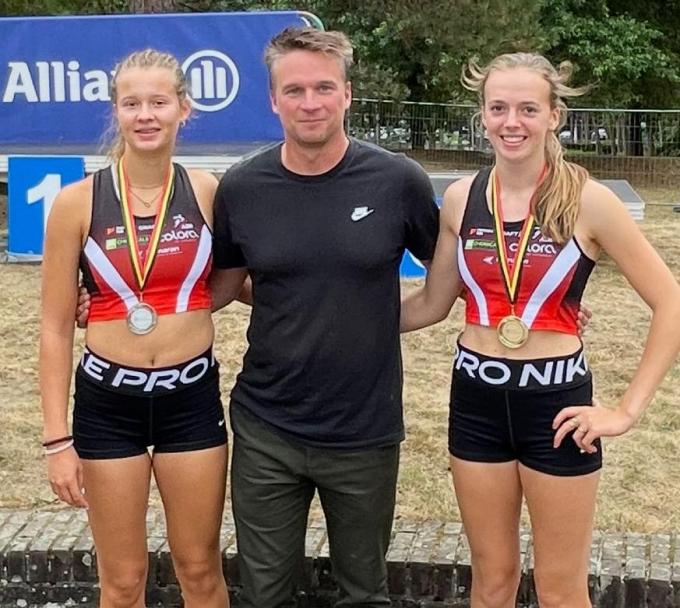 Christophe Labeeuw tussen twee van zijn poulains met links Noor Declercq (persoonlijk record van 3m75, Vlaams Kampioen scholieren en tweede op het BK scholieren). Rechts Anouk Walcarius die een persoonlijk record heeft van 3m90, negendeplaats aller tijden en 11de plaats Europees, tweede op het Vlaams Kampioenschaop voor scholieren, ereste op het BK Scholieren en deelngeomen aan EYOF U18 in Noord-Macedonië. (gf)