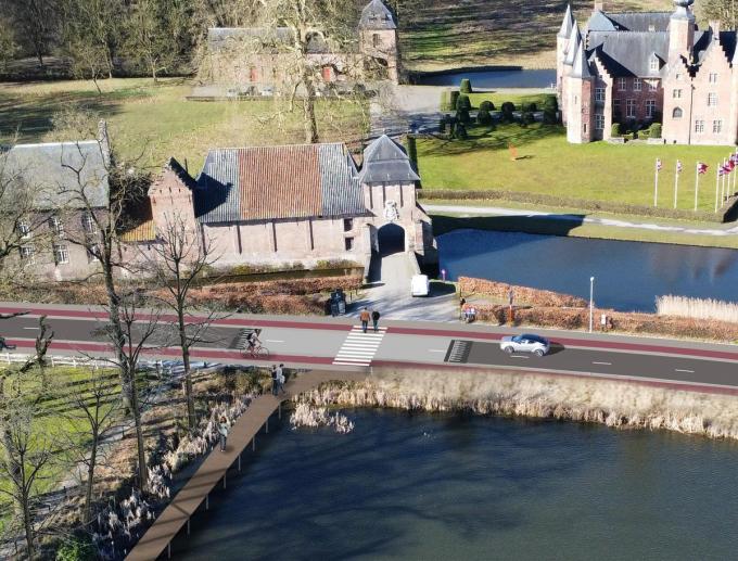 Het nieuwe vlonderpad langs de vijver verbindt het kasteelpark met de Graaf de Thienneslaan. (foto Demey INFRAbureau)