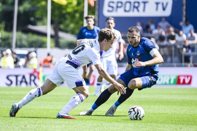 Joedrick Pupe, hier bij Dender, in duel met Yari Verschaeren van Anderlecht. Het zou zijn laatste wedstrijd in het blauw-zwart van De Kadavers zijn.