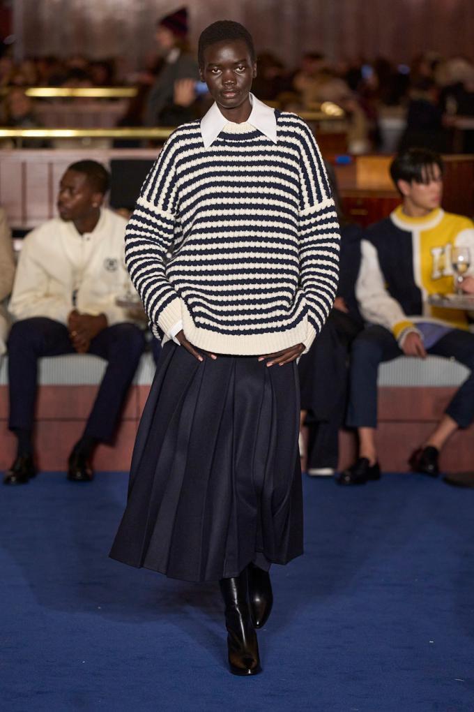 Le pull rayé noir et blanc