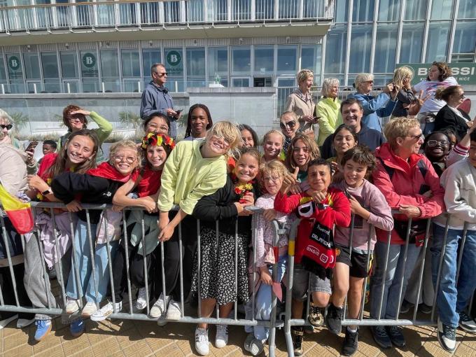 Ook de leerlingen van de GO! Basisschool August Vermeylen stonden klaar om een glimp van het koningspaar op te vangen.