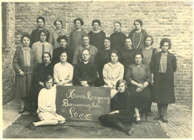 De 4.000ste foto is er eentje van de Boerinnenbond uit 1928.