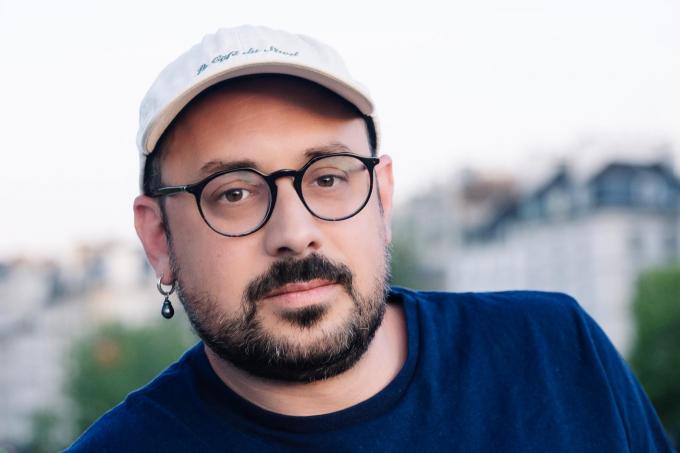 Léo Marin is onafhankelijk curator en kunstcriticus. Hij is bekend onder het pseudoniem Curator on the run.