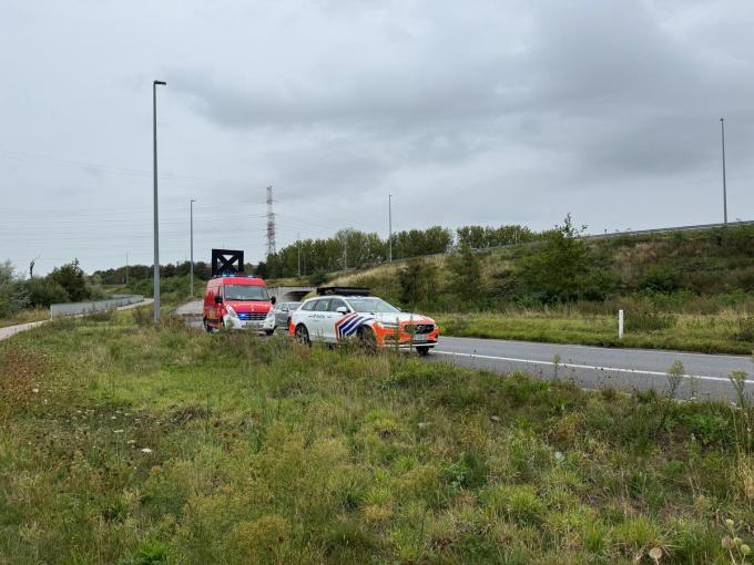 De wegpolitie deed de nodige vaststellingen, de brandweer zorgde voor de signalisatie.