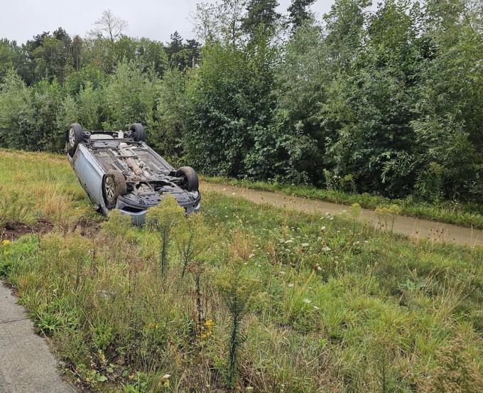 De wagen kwam in de berm terecht en belandde op zijn dak.