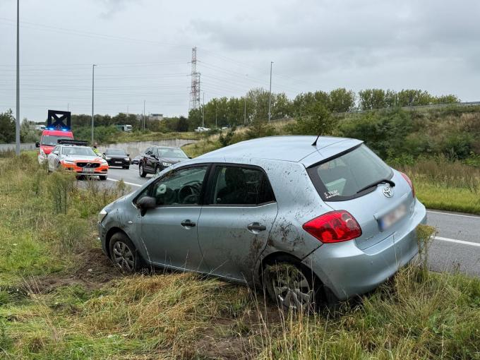 De wagen kwam in de berm terecht.